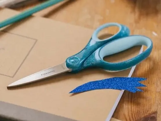 Ciseaux collège Fiskars 18 cm bleu pailleté