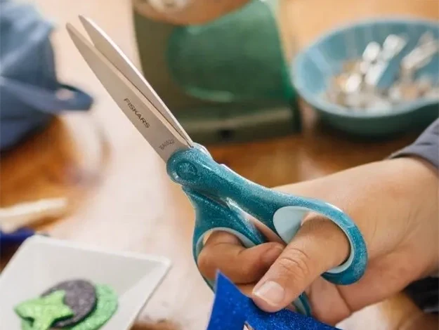 Ciseaux collège Fiskars 18 cm bleu pailleté