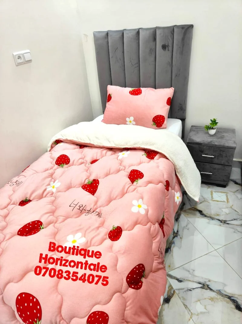 Couvre lit rose fraises