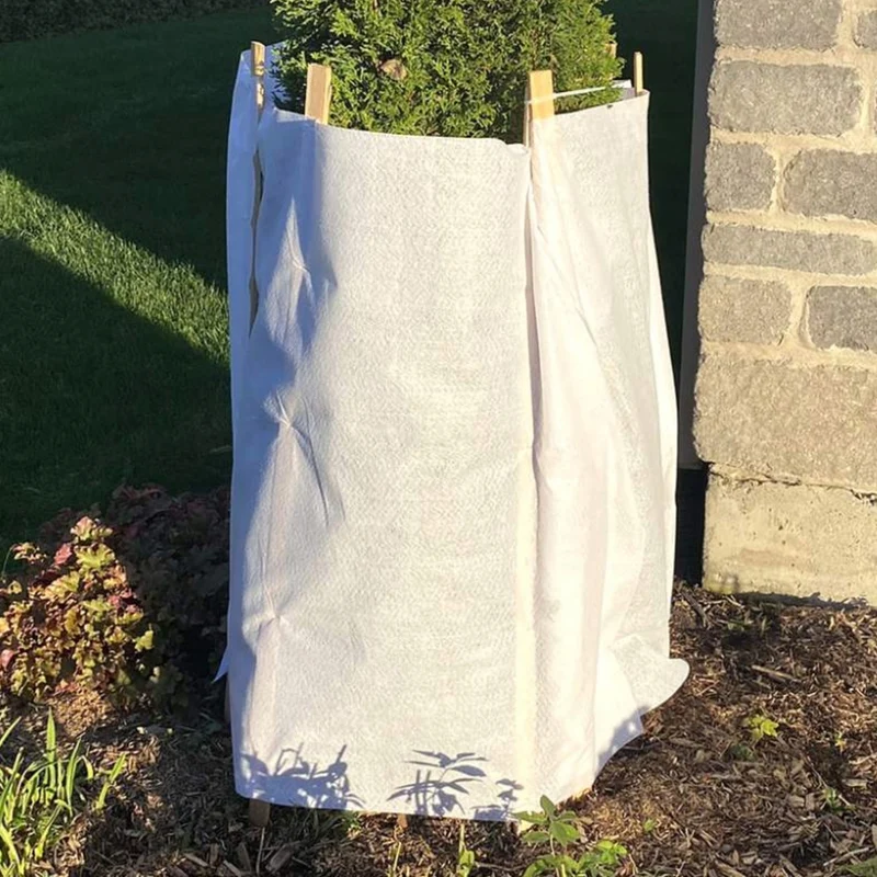 Toile de protection hivernale en géotextile avec piquets en bois