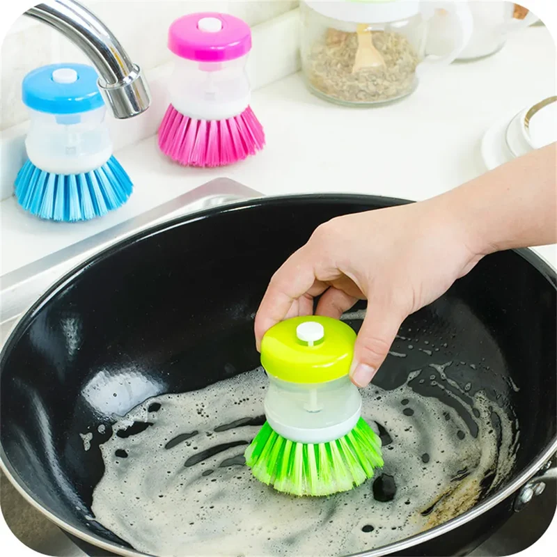 Brosse à vaisselle avec réservoir intégré