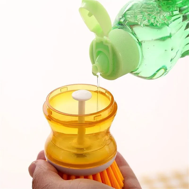 Brosse à vaisselle avec réservoir intégré