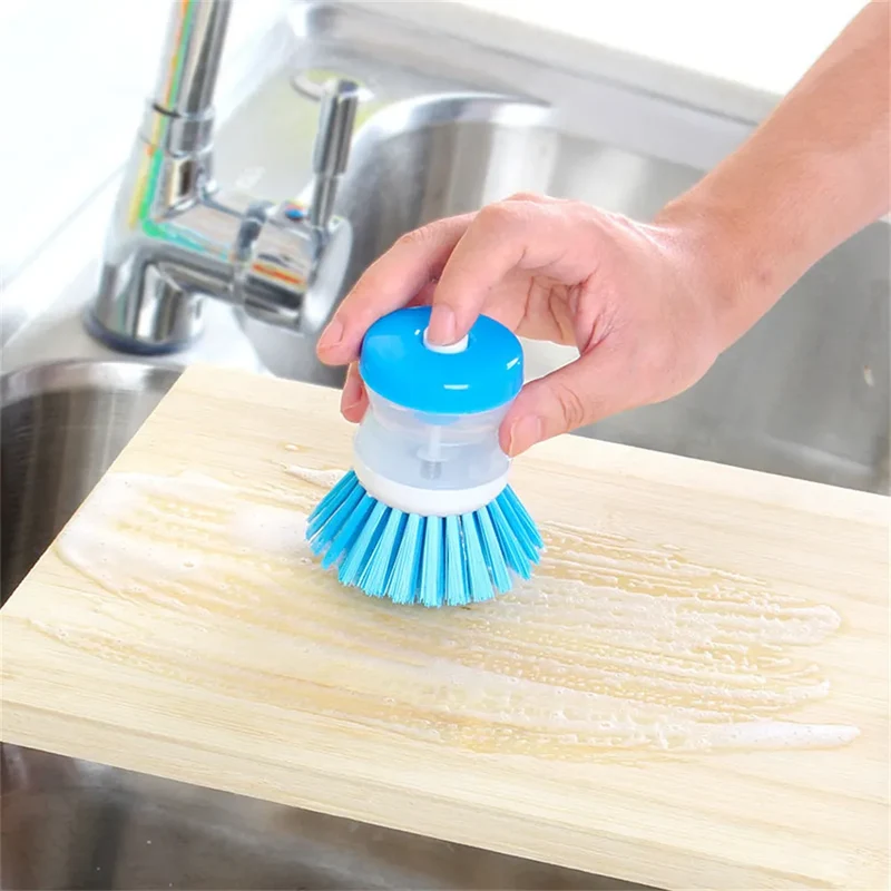 Brosse à vaisselle avec réservoir intégré