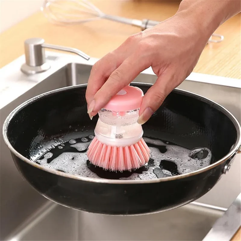 Brosse à vaisselle avec réservoir intégré