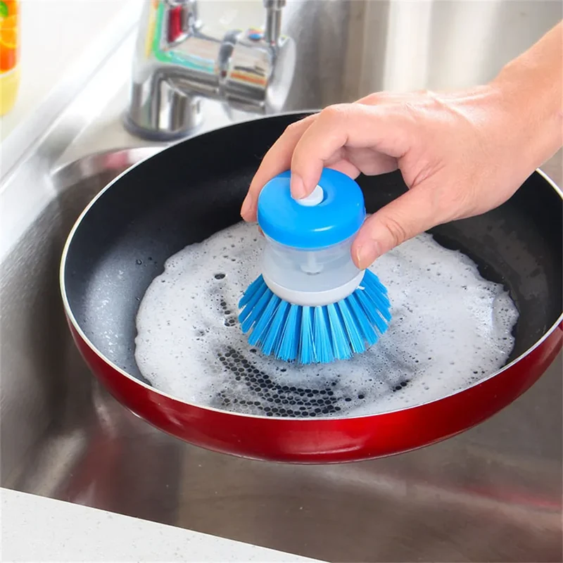 Brosse à vaisselle avec réservoir intégré